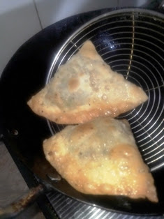 drain-out-samosa-from-oil