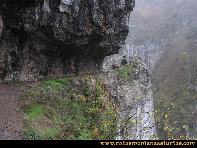 Ruta de las Xanas y Senda de Valdolayés: Sendero de las Xanas entre las rocas
