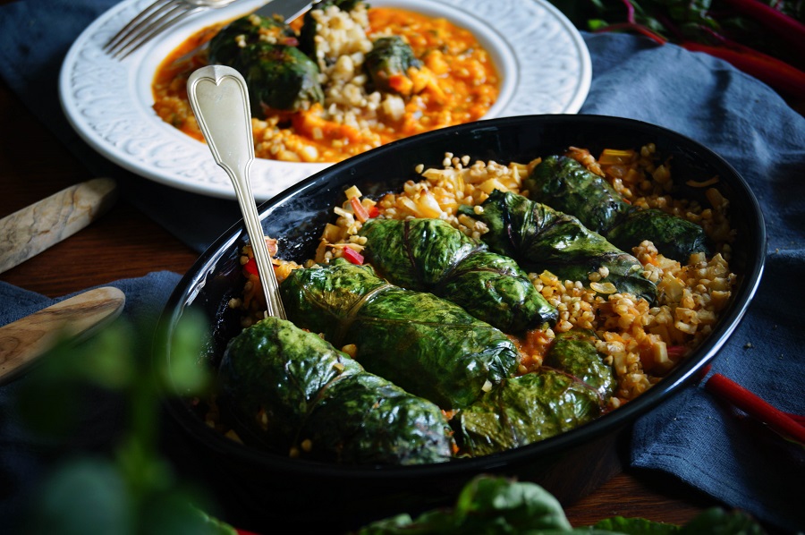 Knusperkabinett: Mit Buchweizen gefüllte Mangoldrouladen mit würziger ...
