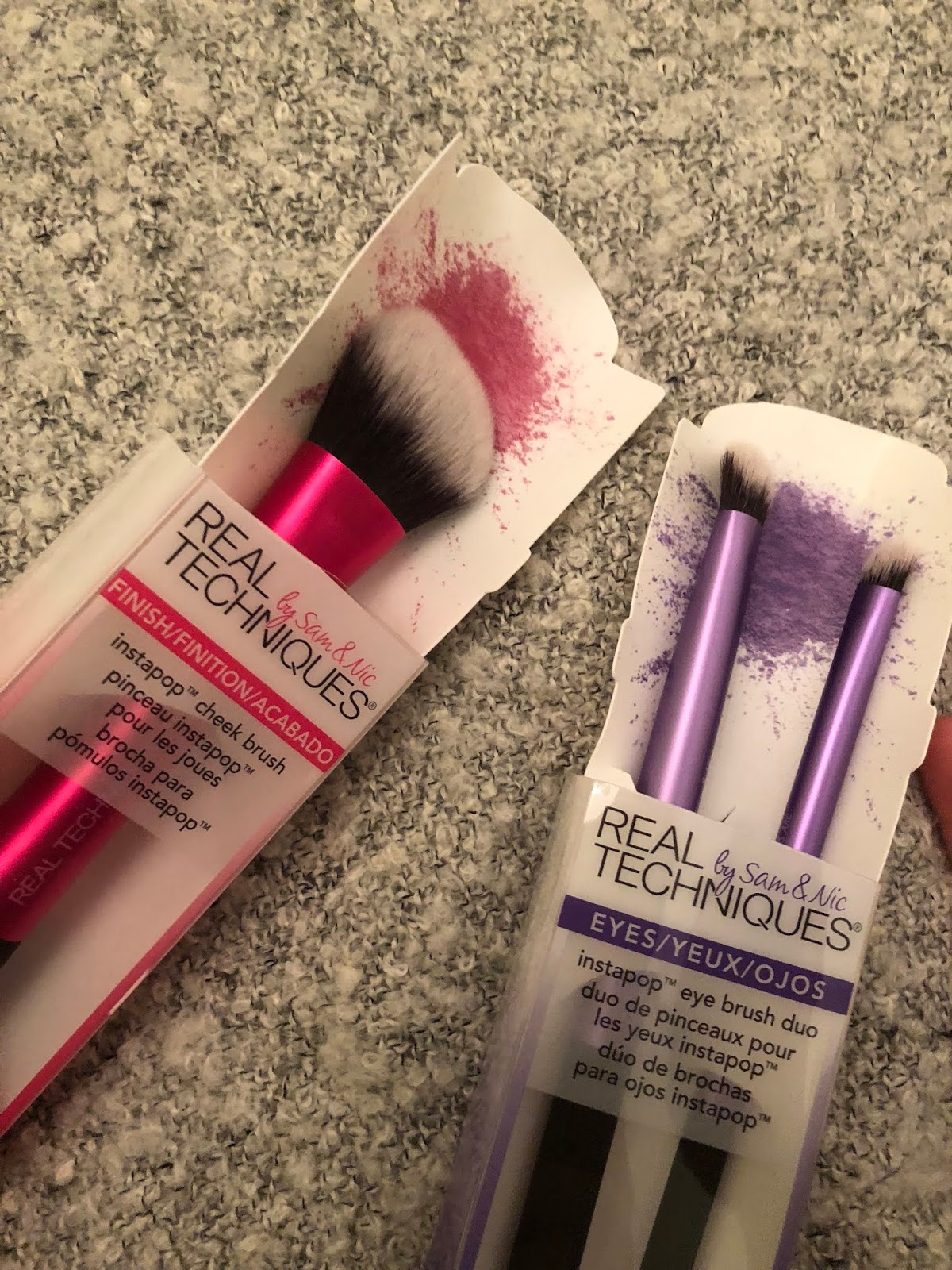 Real Techniques Instapop Cheek Brush and Eye Brush Duo Little Corner