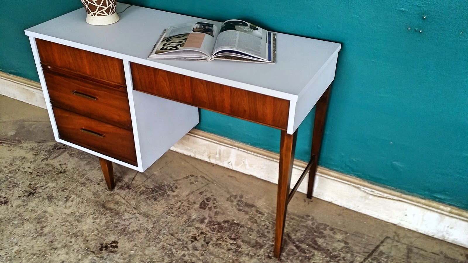 Vintage Ground Stunning Mid Century White / Wood Desk