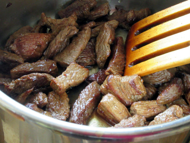 Pressure cooker beef Stroganoff with pasta by Laka kuharica: sear the beef in batches until browned 