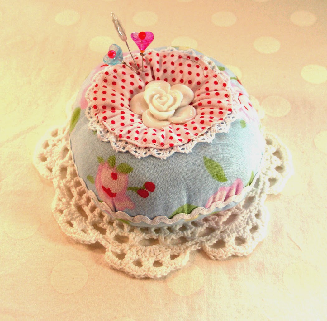 Игольница своими руками фото схемы мастер. Игольница sk280. Текстильные игольницы. Удивительные игольницы. Симпатичные игольницы.