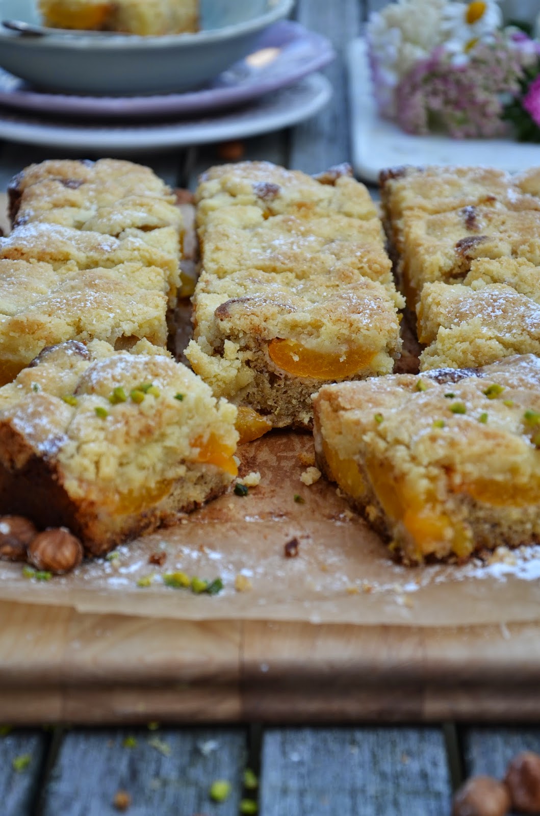 Aprikosen Nusskuchen mit weißer Schokolade und Streusel