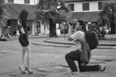 om fotografer lagi motret model dengan angle eye level sedikit agak low angle