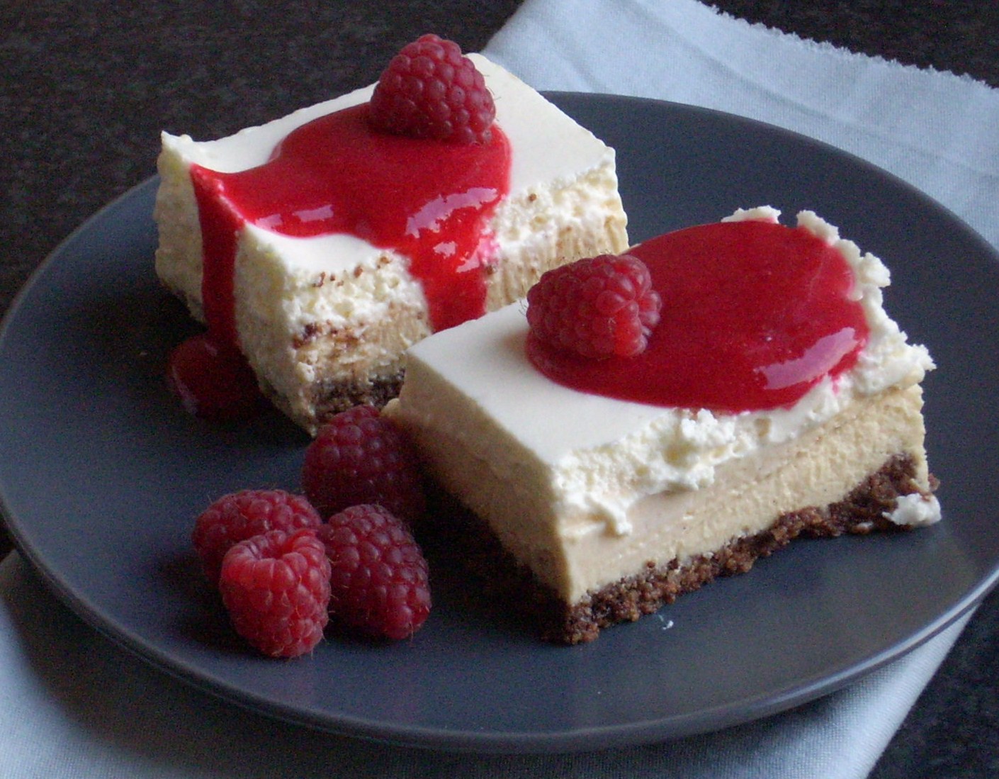 Cook &amp; Book: Klassieke vanille-cheesecake met frambozensaus