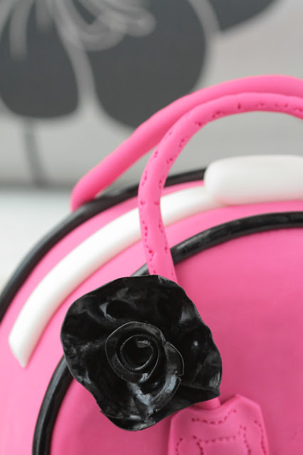 Handbag Cake, this step by step tutorial will guide you through carving and decoarating this showstopper cake. www.goodfoodshared.blogspot.com