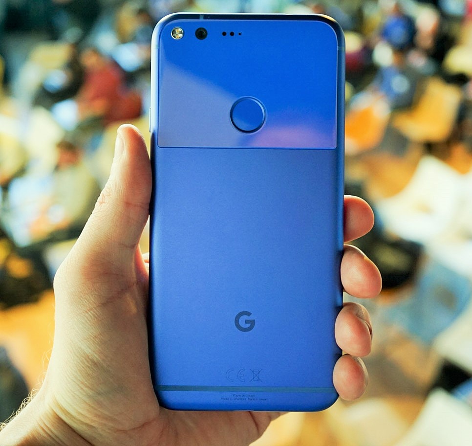 Смартфон google pixel 8. Google Pixel 5 on hand.