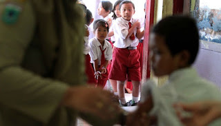 Inilah Ekspresi-ekspresi Lucu Kalian ketika Disuntik Campak saat masih SD Inilah Ekspresi-ekspresi Lucu Kalian ketika Disuntik Campak saat masih SD