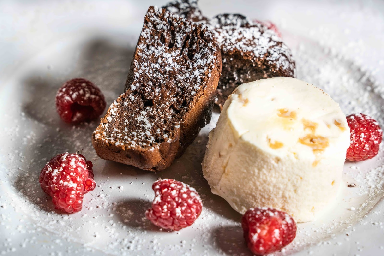 stuttgartcooking: Warmes Schokoladen-Törtchen mit Eiscreme und Himbeeren stuttgartcooking: Warmes Schokoladen-Törtchen mit Eiscreme und Himbeeren