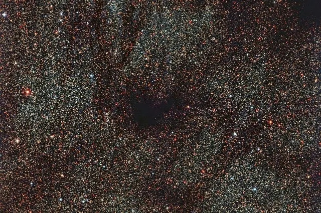 Citra Terbaru dari ESO Menunjukan "Lubang" Aneh di Alam Semesta