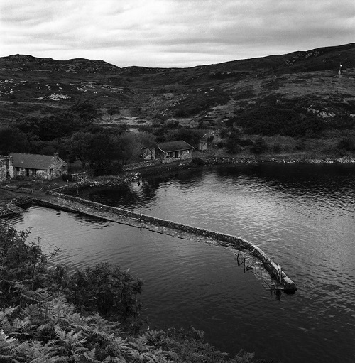 photo by Kevin Percival, proyecto documental Tanera, "Tigh-An Quay" | community landscapes foto por Kevin Percival, proyecto documental Tanera, "Tigh-An Quay" | fotos en blanco y negro chidas