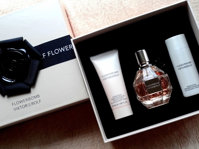 Viktor & Rolf Flowerbomb Gift Set Eau de Parfum, Bomblicious Voluptous Body Cream and Perfumed Shower Gel