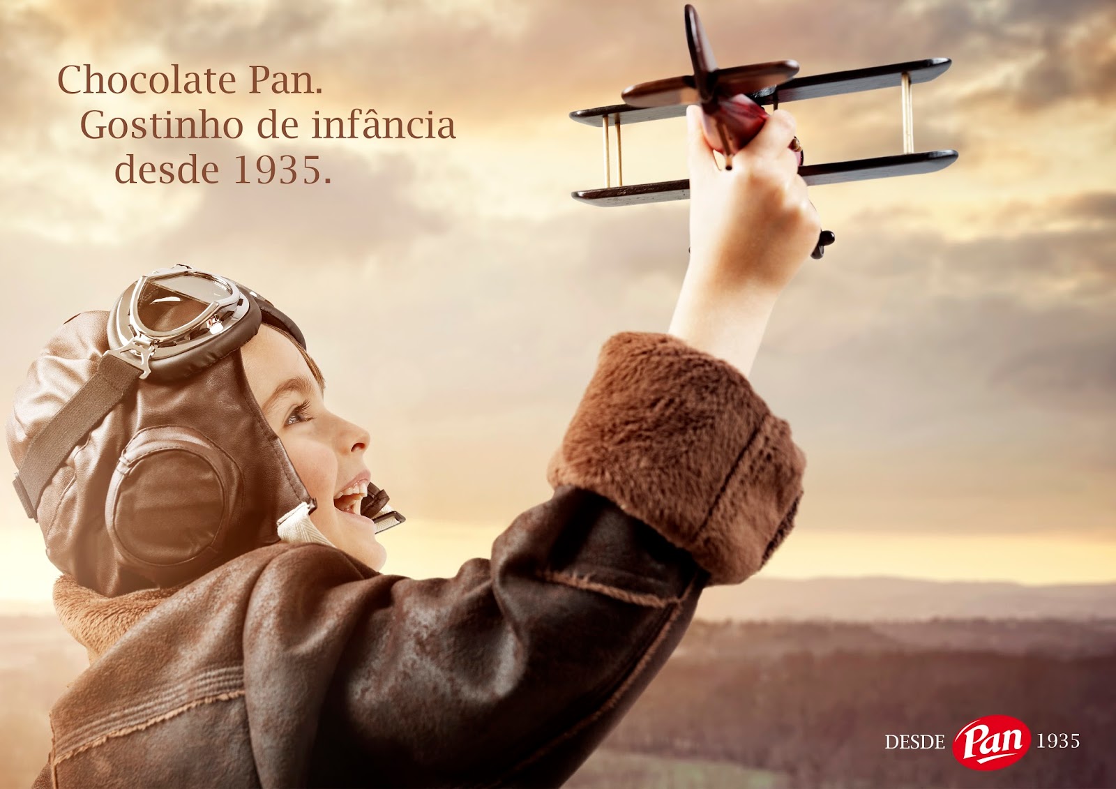 Авиатор 11 читать книгу полностью. Деревянный самолетик для фотосессии. Самолет для детей. Ребенок с самолетиком. Летчик модель.