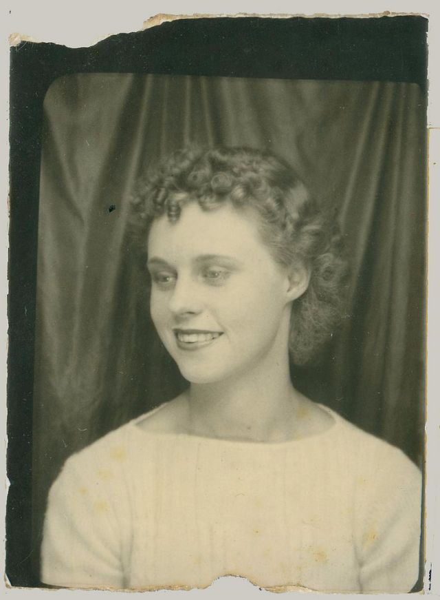 35 Vintage Photobooth Portraits From Between the 1920s and