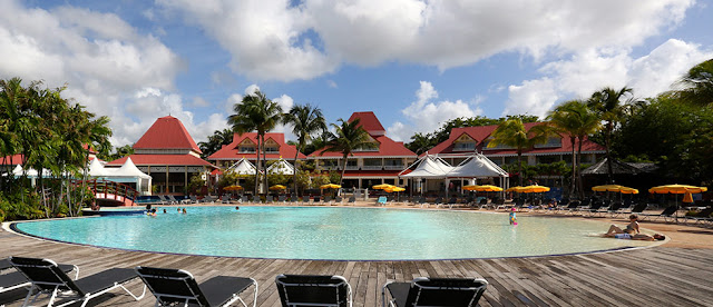 Piscine circulaire avec chaises allongés face à l'hôtel habitation créole