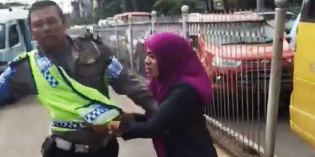 Dora Natalia, Pegawai Mahkamah Agung Teka Maki Dan Cakar Anggota Satuan Patwal Ditlantas Polda Metro Dora Natalia, Pegawai Mahkamah Agung Teka Maki Dan Cakar Anggota Satuan Patwal Ditlantas Polda Metro