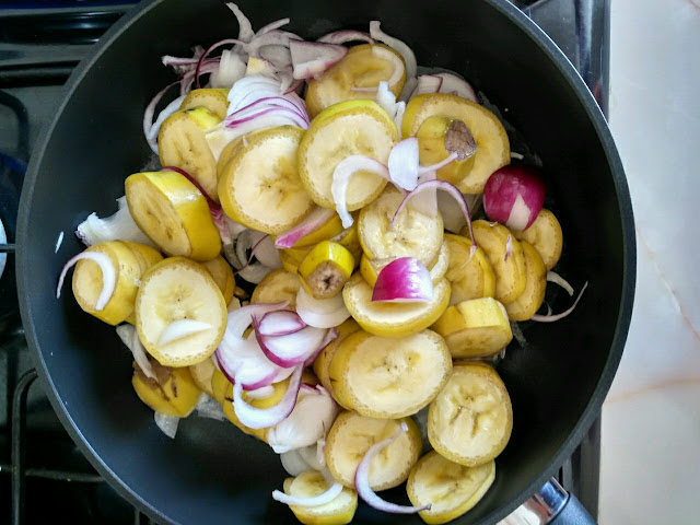 Рецепт приготування бананів з цибулею та каррі