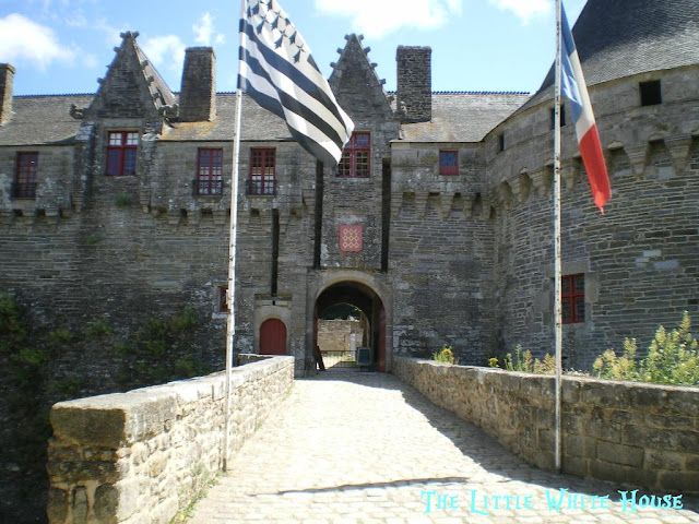http://thelittlewhitehouseontheseaside.blogspot.fr/2013/05/chateau-de-pontivy.html
