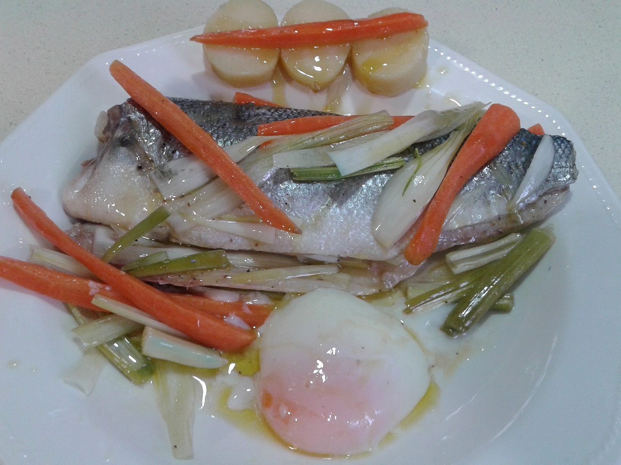 LUBINA CON VERDURITAS Y HUEVO A