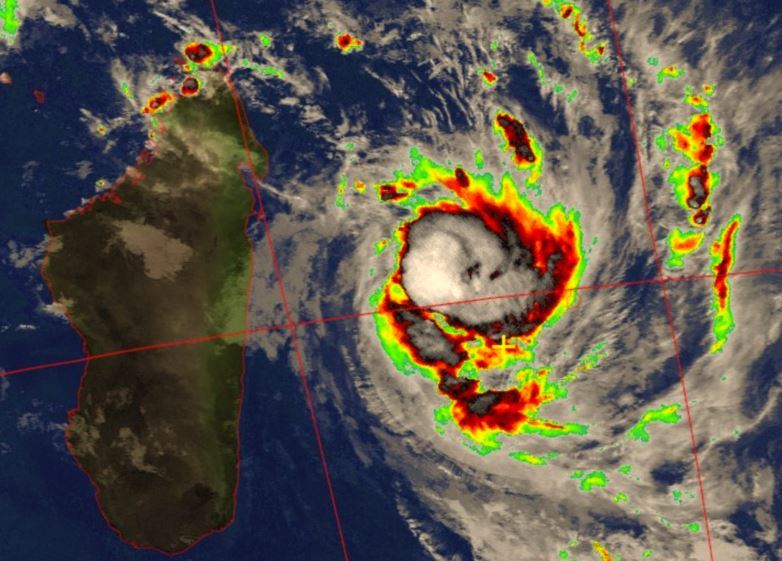 L'île de la Réunion en alerte rouge pour le cyclone
