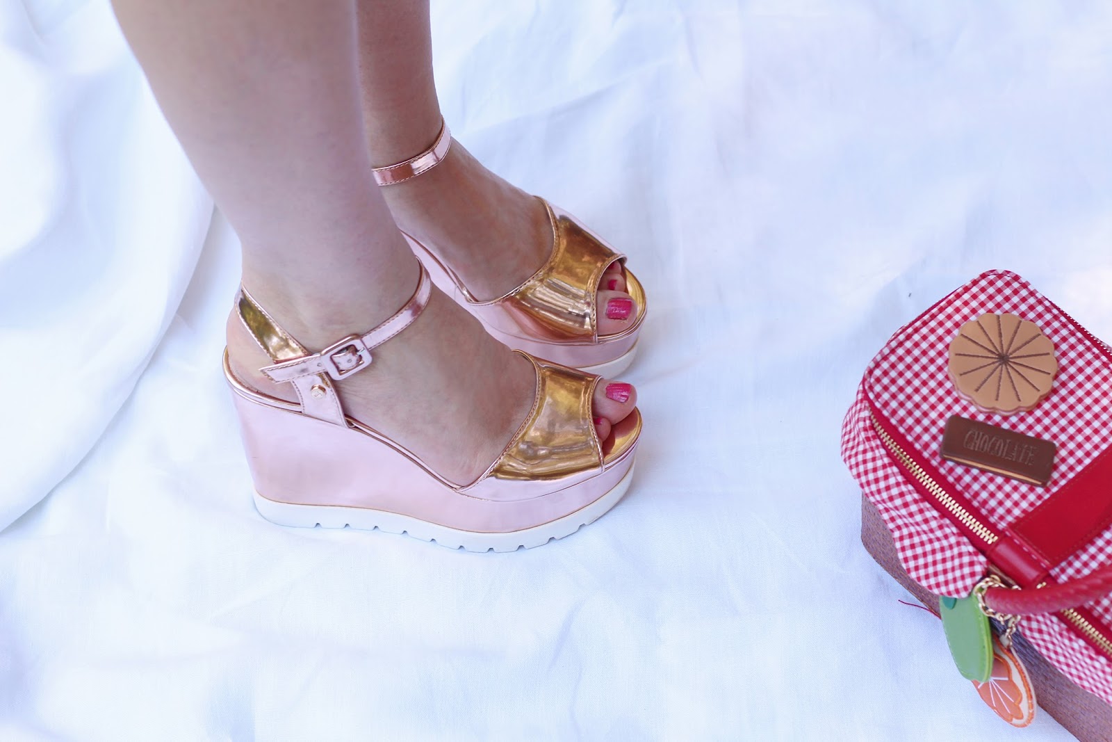 fashion style blogger outfit ootd italian girl italy trend vogue glamour pescara vestito cherry ciliegie chic wish summer estate zeppe wedge shoes metallic rose gold Tata borsa particolare cestino pic nic bag Accessorize