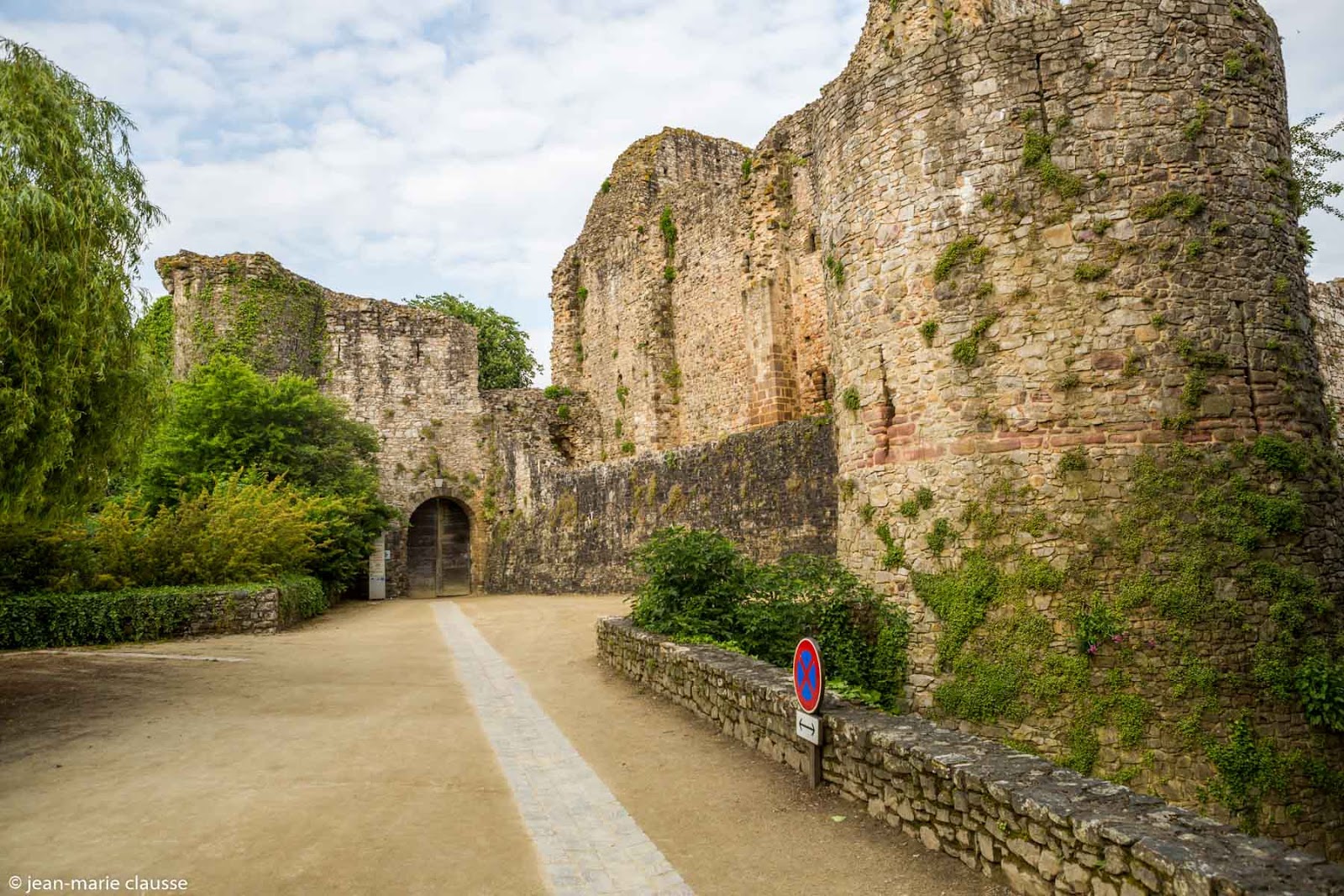 Découvrir la France en photos 114 SAINTE SUZANNE. (Mayenne 53)