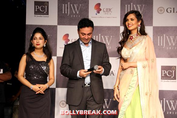Esha Gupta - (7) - Esha Gupta Hot Ramp Walk Photos in Saree at IIJW 2012