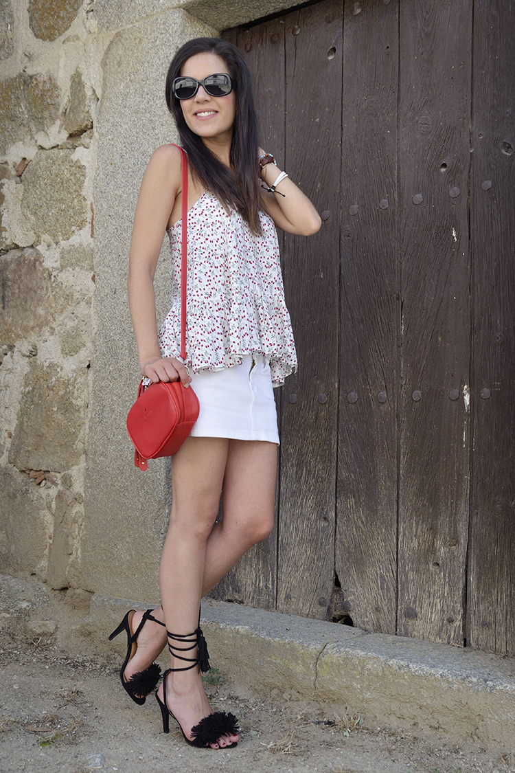 look-verano-mini-falda-top-volantes-summer-outfit-trends-gallery-blogger-cerezas-cherries