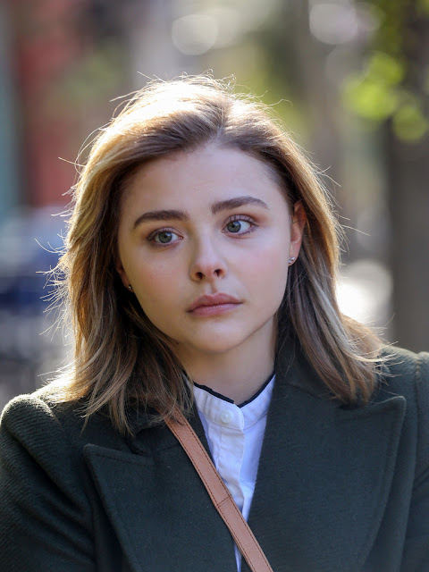Chloe Moretz em cena de The Widow