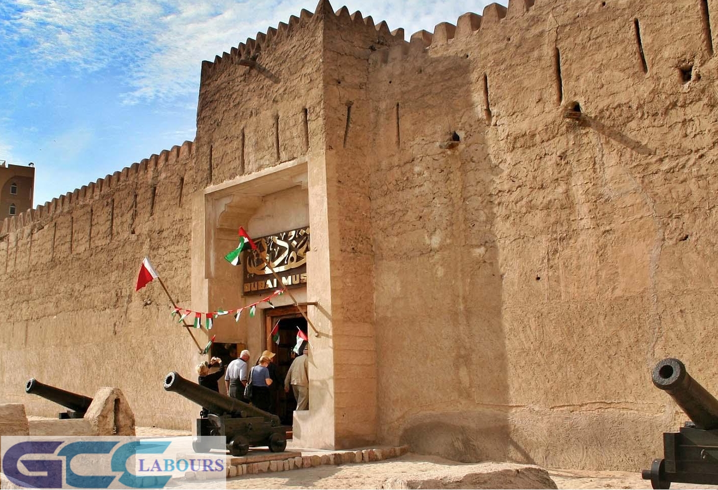 национальный музей и крепость аль-фахиди. дубайский музей в форте аль-фахиди. национальный музей дубая аль-фахиди. национальный музей дубая в крепости аль-фахиди. исторический район аль-фахиди.