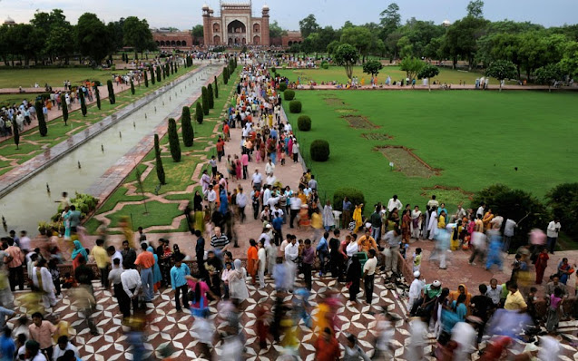 Taj Mahal lotado de turistas