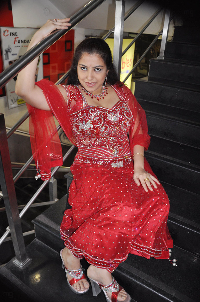 Anusha Tamil Actress Hot Stills Cinindya