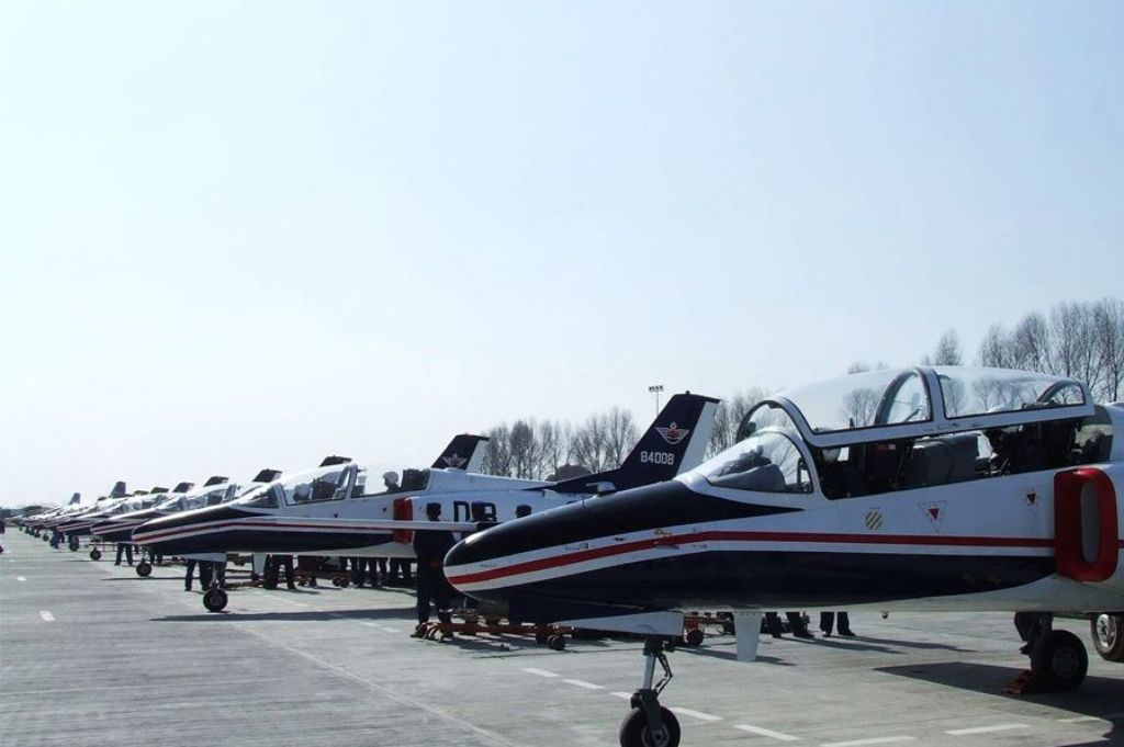 People's+Liberation+Army+Naval+Air+Force+(PLANAF)+Hongdu+JL-8+(Nanchang+JL-8),+also+known+as+the+Karakorum-8,+is+a+two-seat+intermediate+jet+trainer+and+light+attack+aircraft+(10).jpg