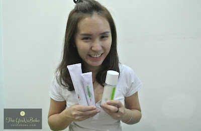 Stepheny Siew the Yesnobabe lifestyle blogger with her sets of Swissvita anti acne solutions in her hand