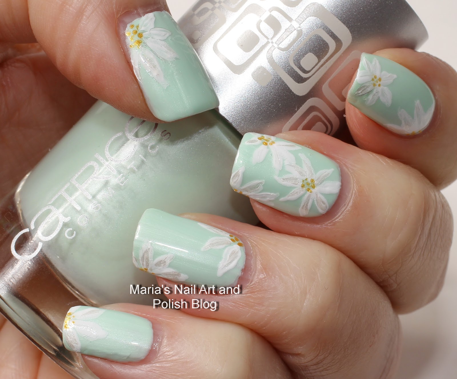 Marias Nail Art and Polish Blog: Subtle floral nail art on pastel mint