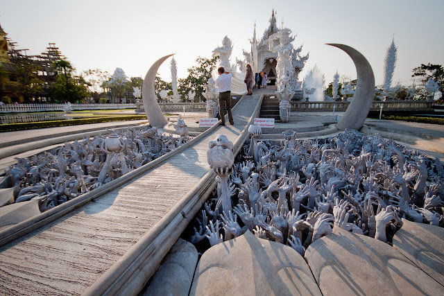 manos puente Templo Wat Rong Khun, Tailandia