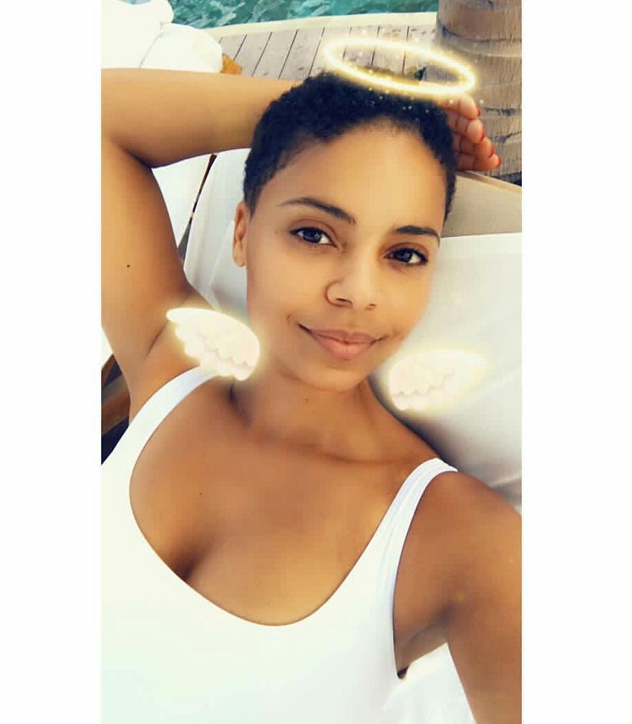 Hollywood Actress Sanaa Lathan shows off her adorable figure in a white one...