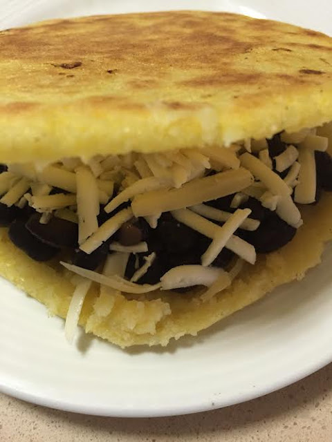 Con mucho gusto Mario: Arepa Dominó