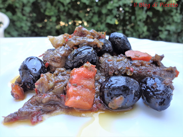 spezzatino di muscolo di bovino in umido con giardiniera, olive nere e piccantino