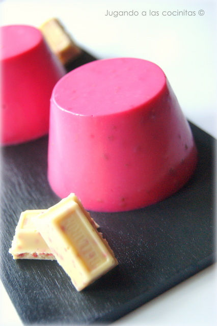  Bavaroise de chocolate blanco y crujiente de fresa 