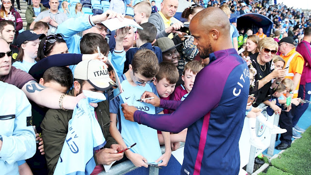 kompany-with-fans