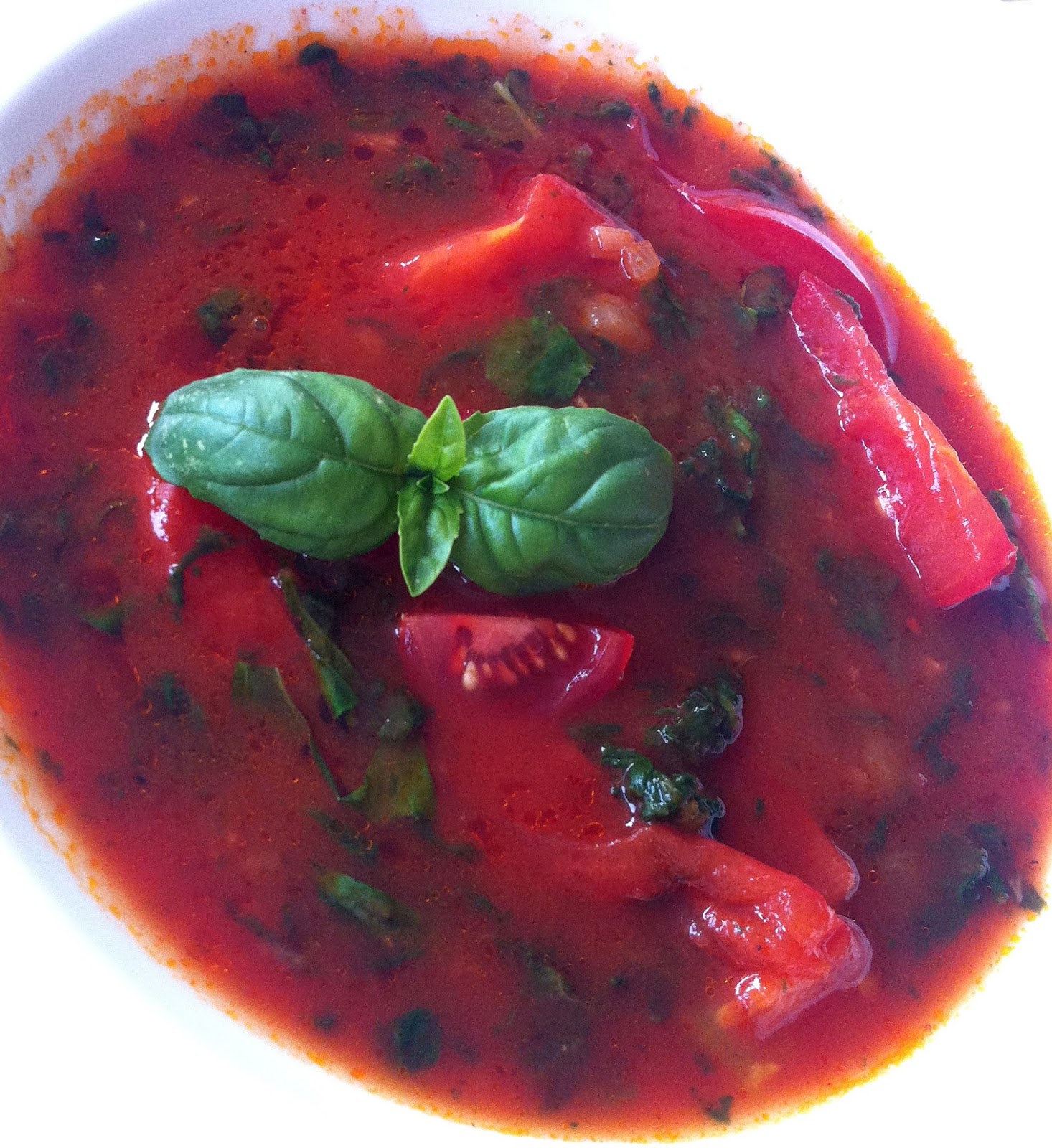 CUISINER BIEN : Tomatensuppe mit Spinat und Basilikum