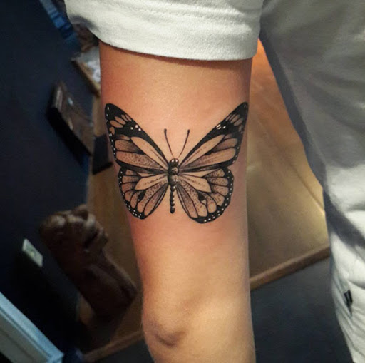 Esta delicada dotwork design