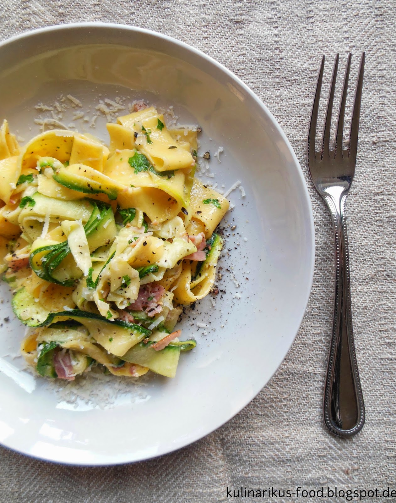 fressraupe: Urlaubsverpflegung #6: Bandnudeln mit Zucchini fressraupe: Urlaubsverpflegung #6: Bandnudeln mit Zucchini