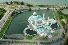 مسجد عائم بالكامل على سطح الماء في مدينة كوتا كينابالو .. تحفة معمارية رائعة في ماليزيا
