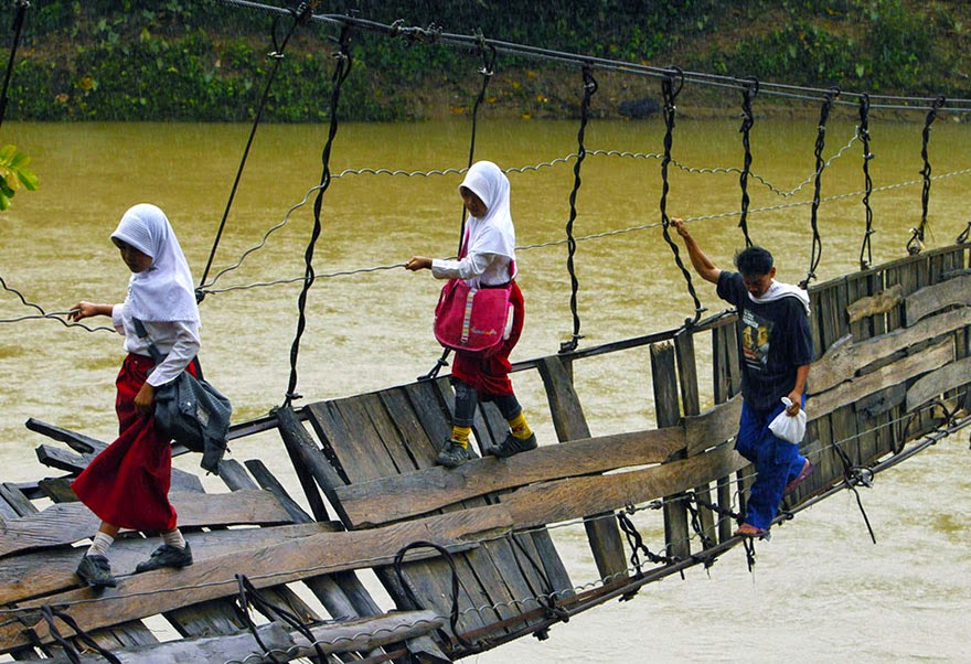 20 Of The Most Dangerous And Unusual Journeys To School In The World - Lebak, Indonesia