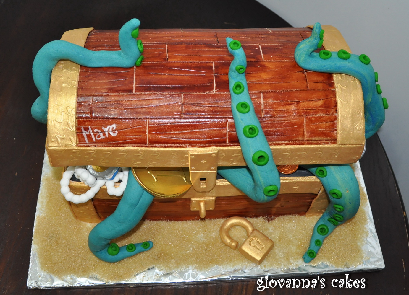 giovanna's cakes Marc's pirate treasure chest cake & cupcakes