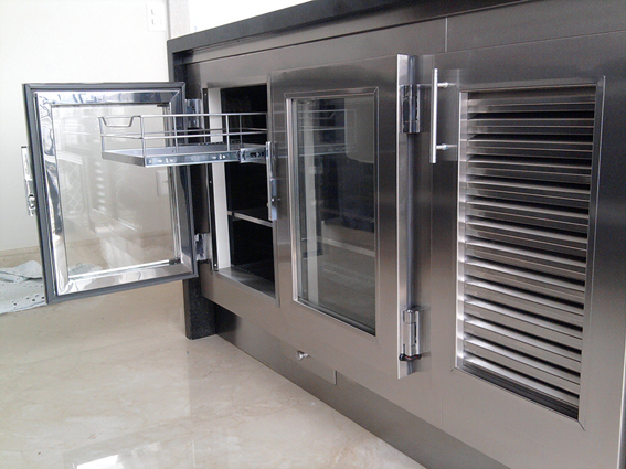 balcão refrigerado em aço inox escovado, portas com vidros elétricos, rodapé e gaveta para degelo.