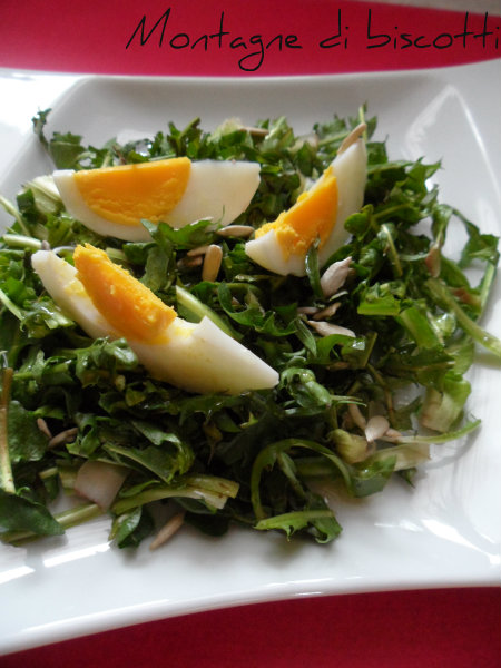Montagne di biscotti: Insalata di cicoria selvatica e uova.